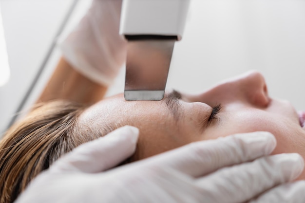 Ultradźwiękowe oczyszczanie skóry twarzy peeling wysokiej jakości zdjęcie
