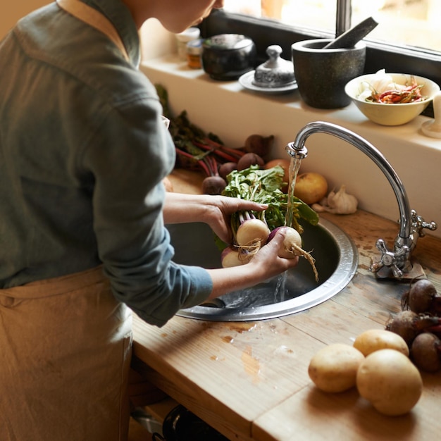 Umycie rąk i woda do czyszczenia warzyw w kuchni zdrowie i higiena z szefem kuchni gotowanie jedzenia i catering odżywianie rzepy z organicznym posiłkiem wegańskim lub wegetariańskim z produktami do prania ciała