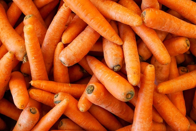 Umyte marchewki w supermarkecie. Świeże i zdrowe warzywo