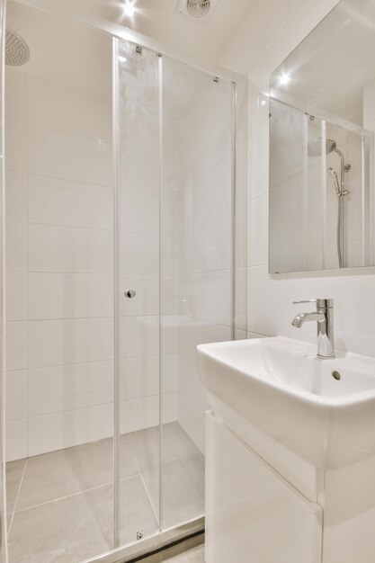 Umywalka i lustro w nowoczesnej łazience