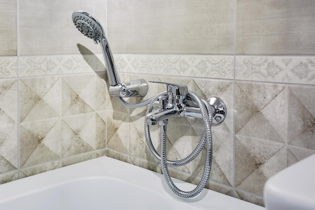Umywalka z kranem w drogiej łazience na poddaszu detal narożnej kabiny prysznicowej z mocowaniem ściennym