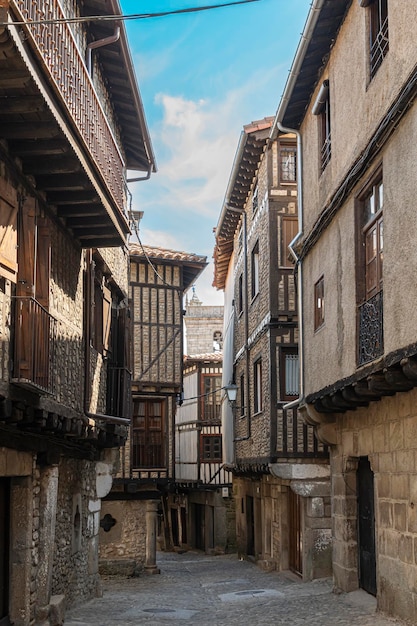 Una estrecha calle peatonal empedrada con casas de arquitectura medieval en la hermosa villa de La Alberca Espana