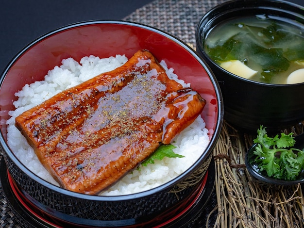 Zdjęcie unagi don w miso zupie