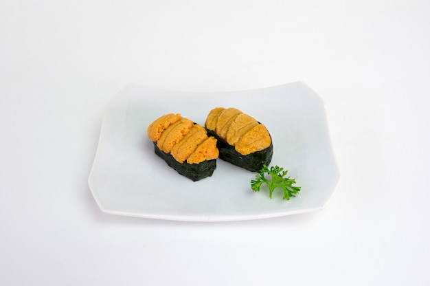 Uni jeżowca sushi japońska kuchnia w ceramicznym talerzu