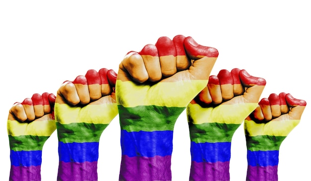 Uniesiona pięść protestujących z namalowaną flagą gejów