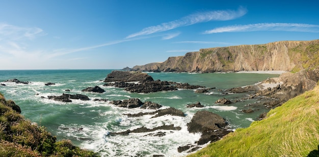 Unikalna struktura skał na nabrzeżu Hartland Quay w North Devon