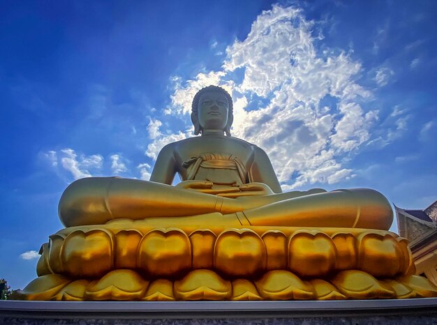 Unikalna świątynia Wat Pak Nam Phasi Charoen w Bangkoku w Tajlandii