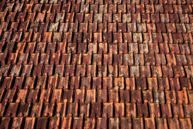 Unikalne gliniane dachówki na dachu budynku w Indonezji