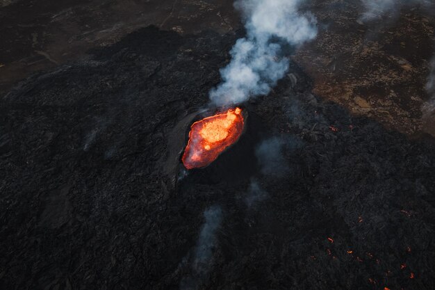 Unikalny widok wybuchu wulkanu i okolic wrzącej czerwonej gorącej lawy płynącej z drona