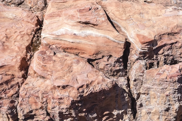Unikalny wzór kruszącej się skały z głębokimi pęknięciami Faktura i naturalne tło piaskowca