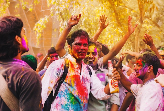 Uniwersytet Nehru świętuje święto Holi w Delhi Indie Holi to obchodzony wiosenny festiwal