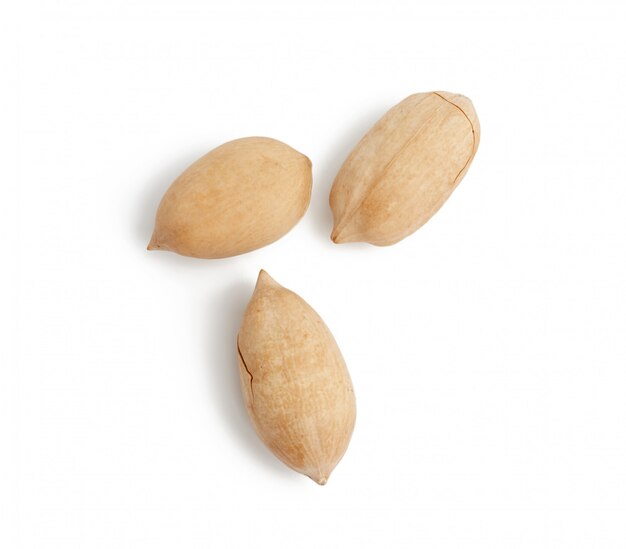 Zdjęcie unpeeled pecans odizolowywający na białym tle