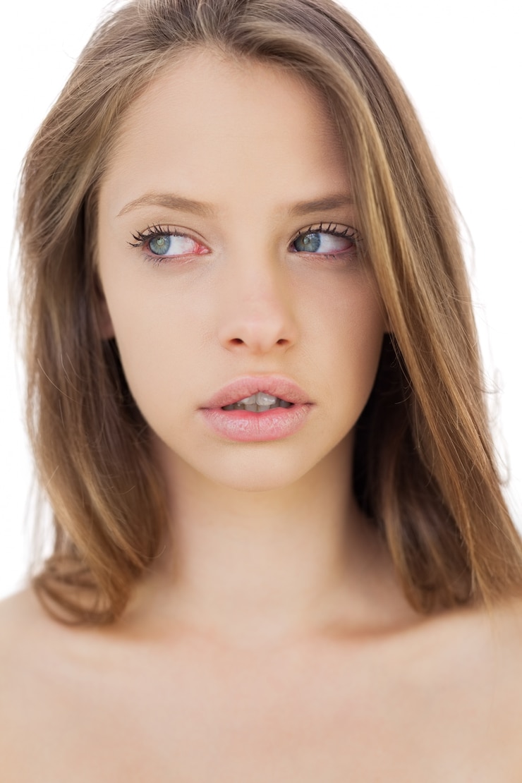 Zdjęcie unsmiling brunetka model odwracając