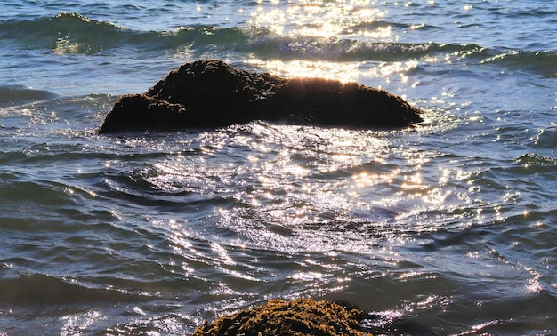 Upał na morzu fale lśnią w słońcu wakacje na plaży