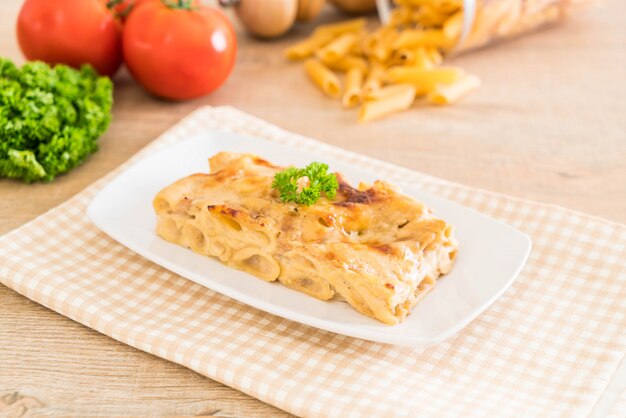 upieczony makaron penne z serem i szynką