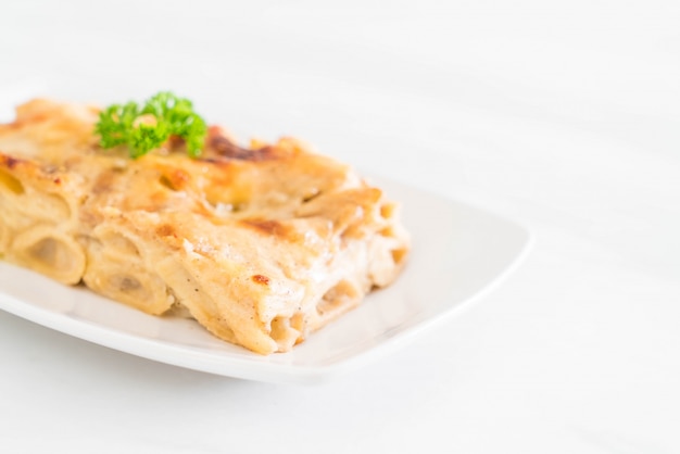 upieczony makaron penne z serem i szynką