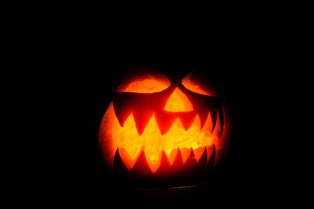 Upiorna świetlista Dynia Halloween Na Czarnym Tle