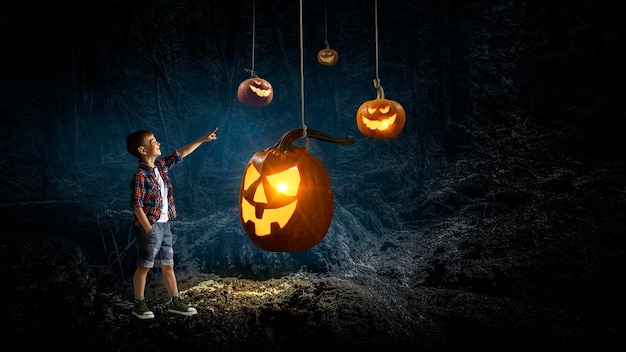 Upiorny i przerażający obraz halloween. Różne środki przekazu