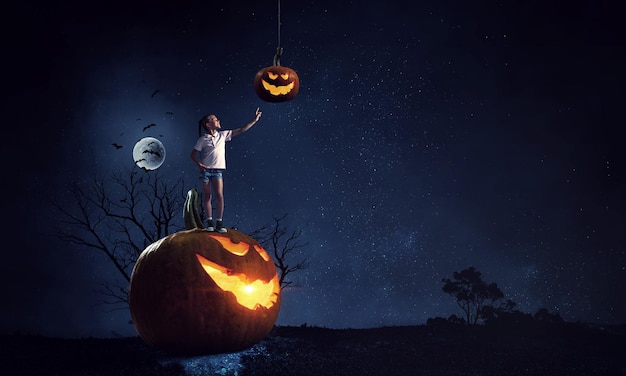 Upiorny i przerażający obraz halloween. Różne środki przekazu
