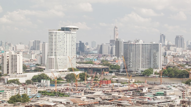 Upływ Czasu Strzał Obszaru Budowy Budynku Na Pierwszym Planie I Gród Z Wieżowcem Na Tle, Bangkok, Tajlandia