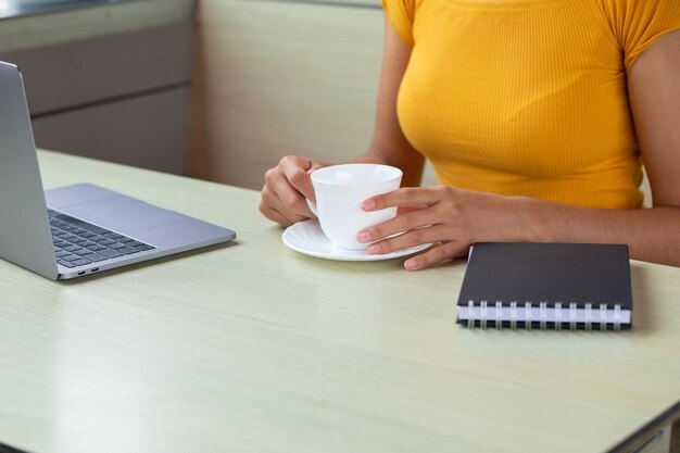 Uprawa freelancera ciesząca się gorącym napojem w kawiarni