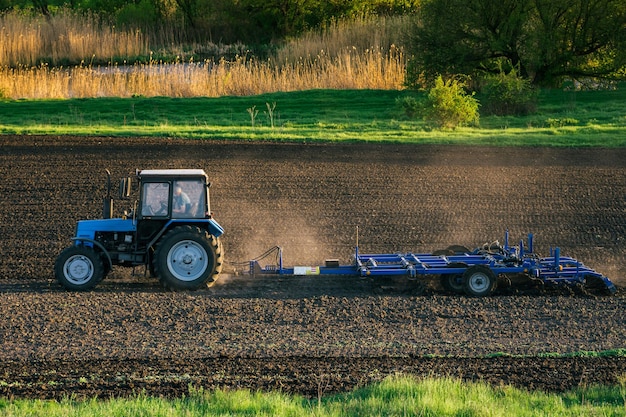 Uprawa pola traktorem