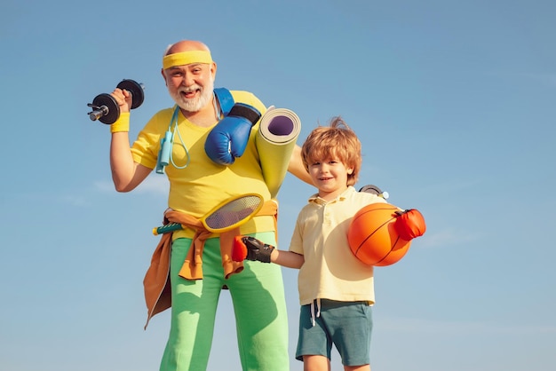 Zdjęcie uprawianie sportu to darmowy sport letni i zabawny styl życia bądź w ruchu dziadek pomagający dziecku w ćwiczeniach