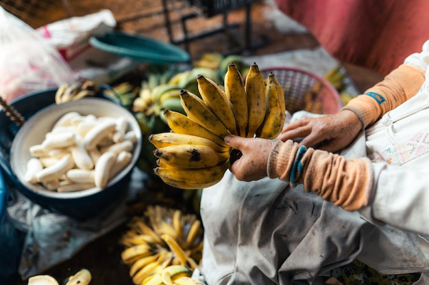 Uprawiany banan do przetwarzania Banan w ręku sprzedawcy
