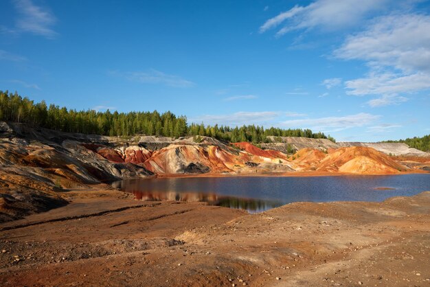 Ural apokaliptyczny surrealistyczny krajobraz podobny do powierzchni planety Mars Barren pęknięty i spalony ziemia i gleba Koncepcja globalnego ocieplenia