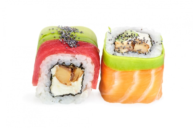 Uramaki maki sushi, dwie rolki na białym tle