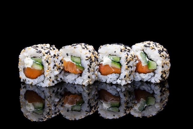 Uramaki philadelphia sushi z łososiowymi ogórkami i sezamem