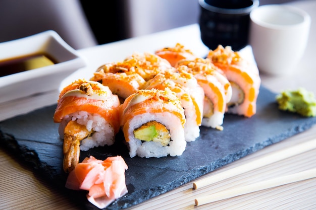 uramaki z łososia. Zewnętrzna warstwa to ryż do sushi, a wewnętrzna warstwa to wodorosty nori.