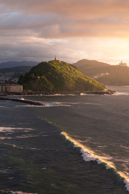 Zdjęcie urgul góra przy donostia-san sebastian, kraj basków.