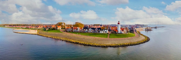 Urk Niderlandy październik historyczny port w słoneczny dzień Małe miasteczko wioska Urk Holandia