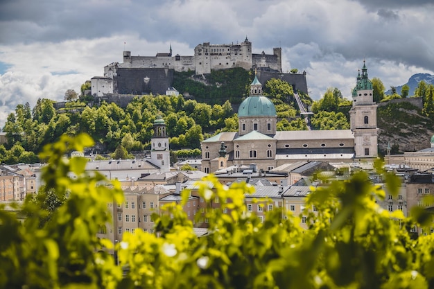 Urlop w Salzburgu Stare miasto w Salzburgu z fortecą i katedrą na wiosnę Austria