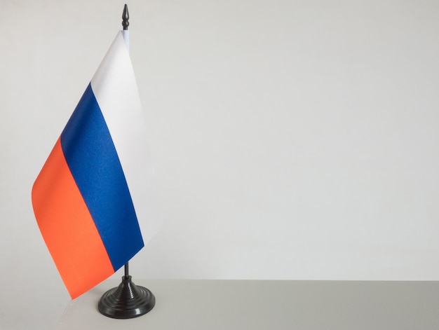 Urny z flagą narodową Rosji. Wybory prezydenckie w 2018 r.