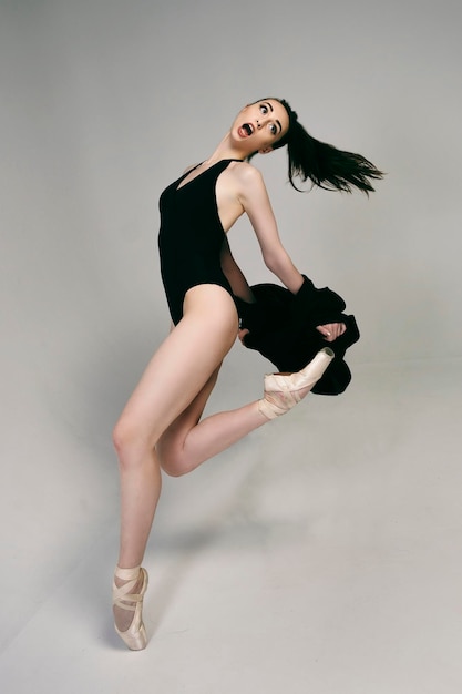 urocza baletnica improwizuje w studiu fotograficznym wyrażając emocje