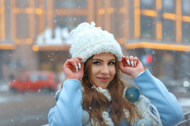 Urocza Blond Kobieta Spacerująca Po Mieście Zimą