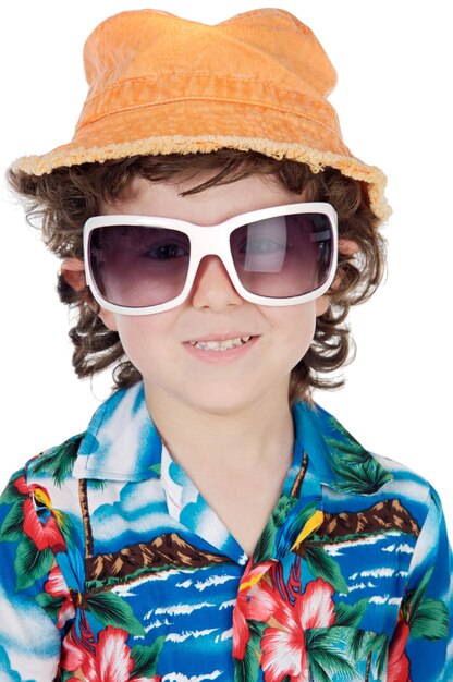 Urocza chłopiec z dużymi okularami przeciwsłonecznymi i kapeluszem
