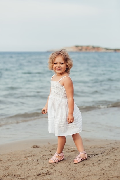 Urocza dziewczyna na plaży