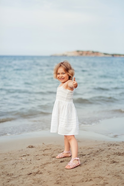 Zdjęcie urocza dziewczyna na plaży