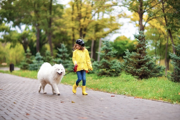 Urocza dziewczyna na spacerze z pięknym psem w parku na świeżym powietrzu