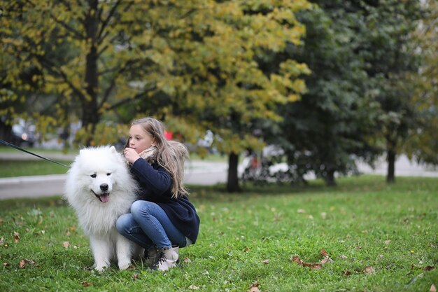 Urocza Dziewczyna Na Spacerze Z Pięknym Psem