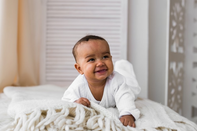 Urocza mała african american chłopca śmiejąc się. Czarni ludzie.