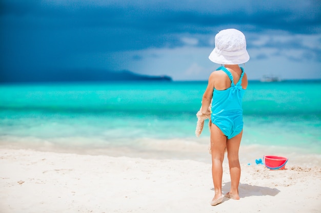 Urocza Mała Dziewczynka Bawi Się Zabawkami Plażowymi Na Białej Plaży Tropial