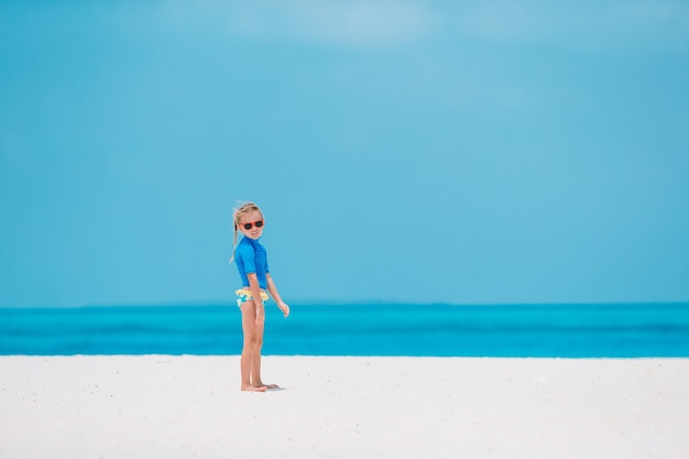 Urocza Mała Dziewczynka Bawić Się Na Tropikalnej Plaży Podczas Wakacji