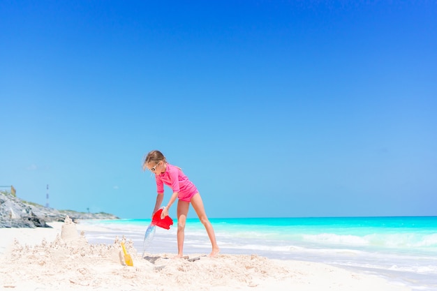 Urocza Mała Dziewczynka Bawić Się Z Plażowymi Zabawkami Na Białej Tropial Plaży