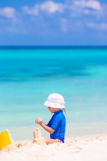 Urocza mała dziewczynka bawić się z plażowymi zabawkami podczas tropikalnego wakacje
