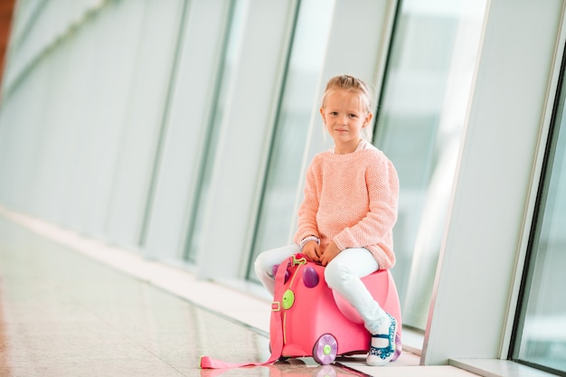 Urocza Mała Dziewczynka Na Lotnisku Z Jej Bagażem Czeka Na Wejście Na Pokład