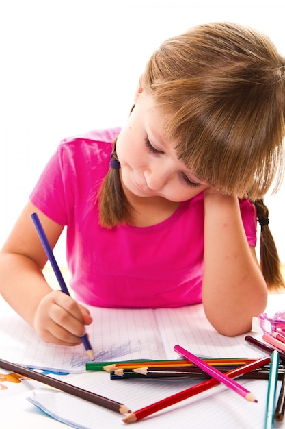 urocza mała dziewczynka pisząca przy biurku